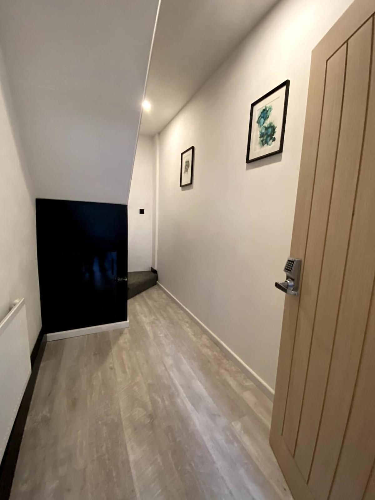 Sleeps 11 Holiday home Cardiff