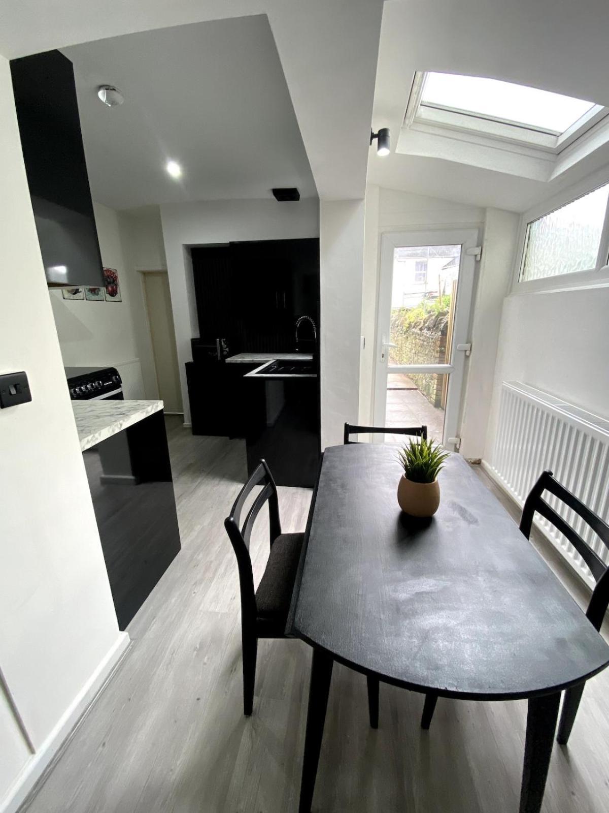 Holiday home Sleeps 11 Cardiff