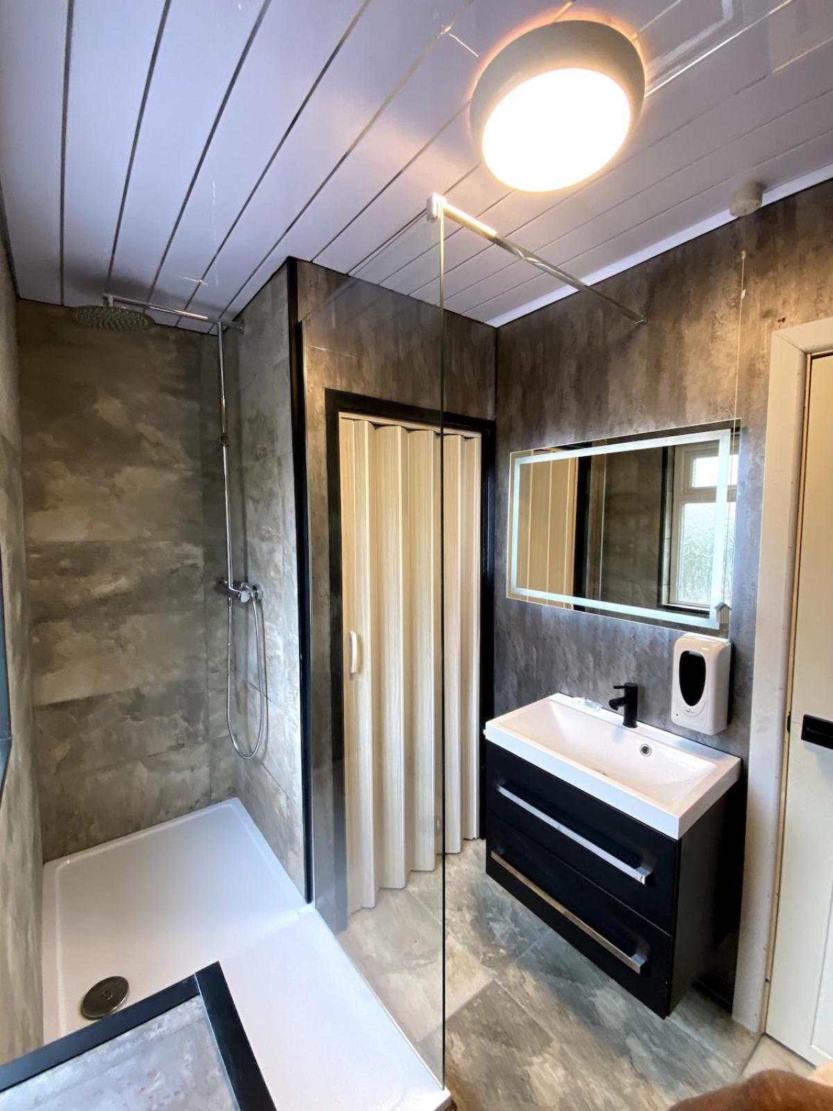 Sleeps 11 Holiday home Cardiff