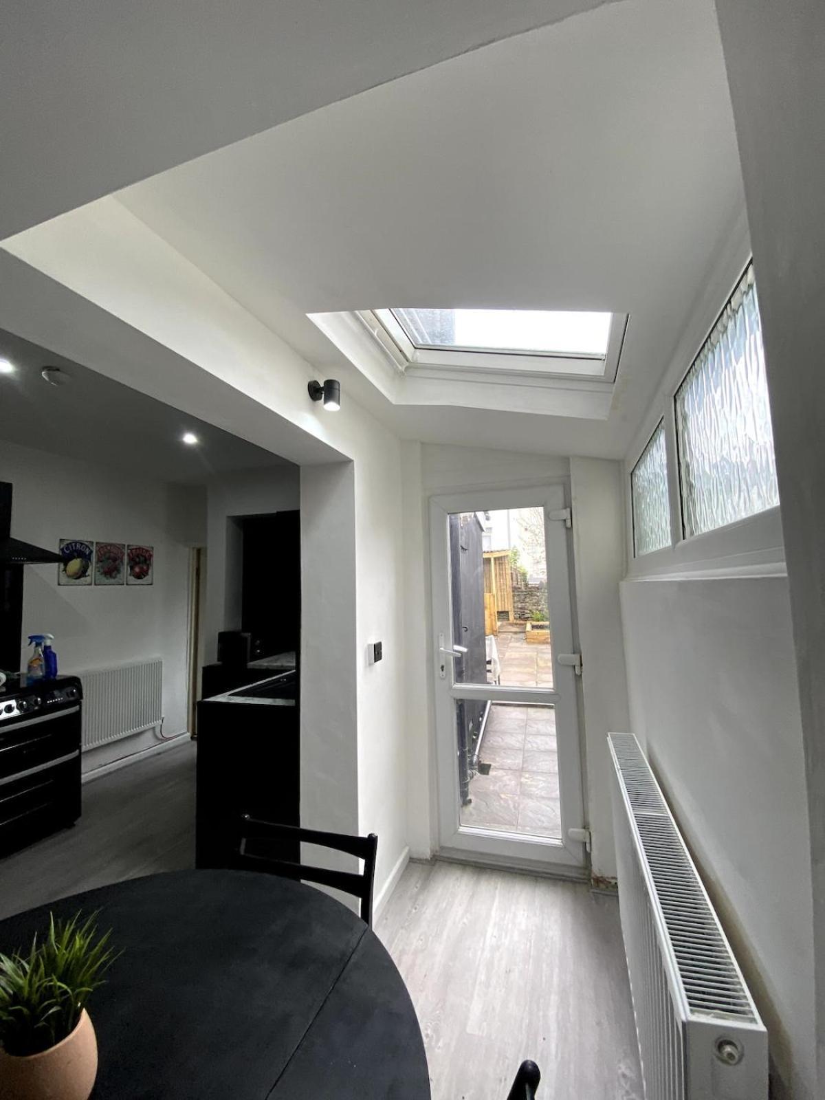 Sleeps 11 Holiday home Cardiff