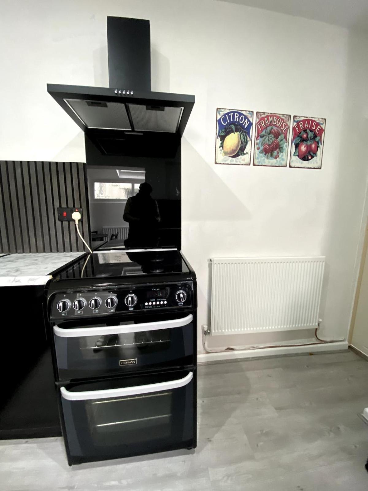 Sleeps 11 Holiday home Cardiff