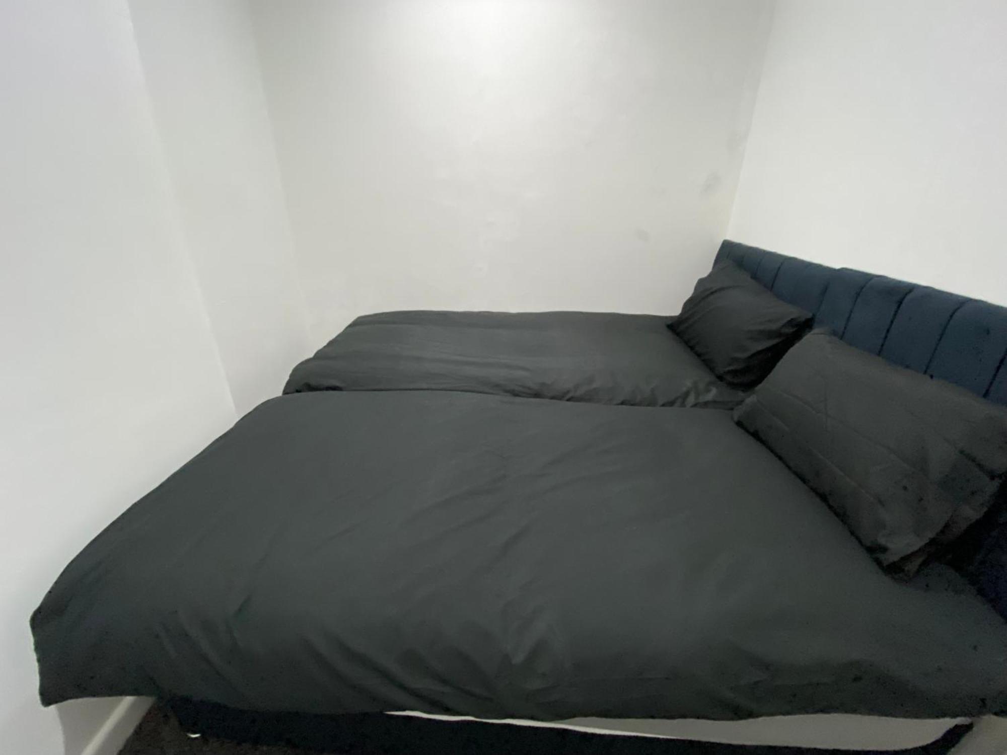 Sleeps 11 Holiday home Cardiff