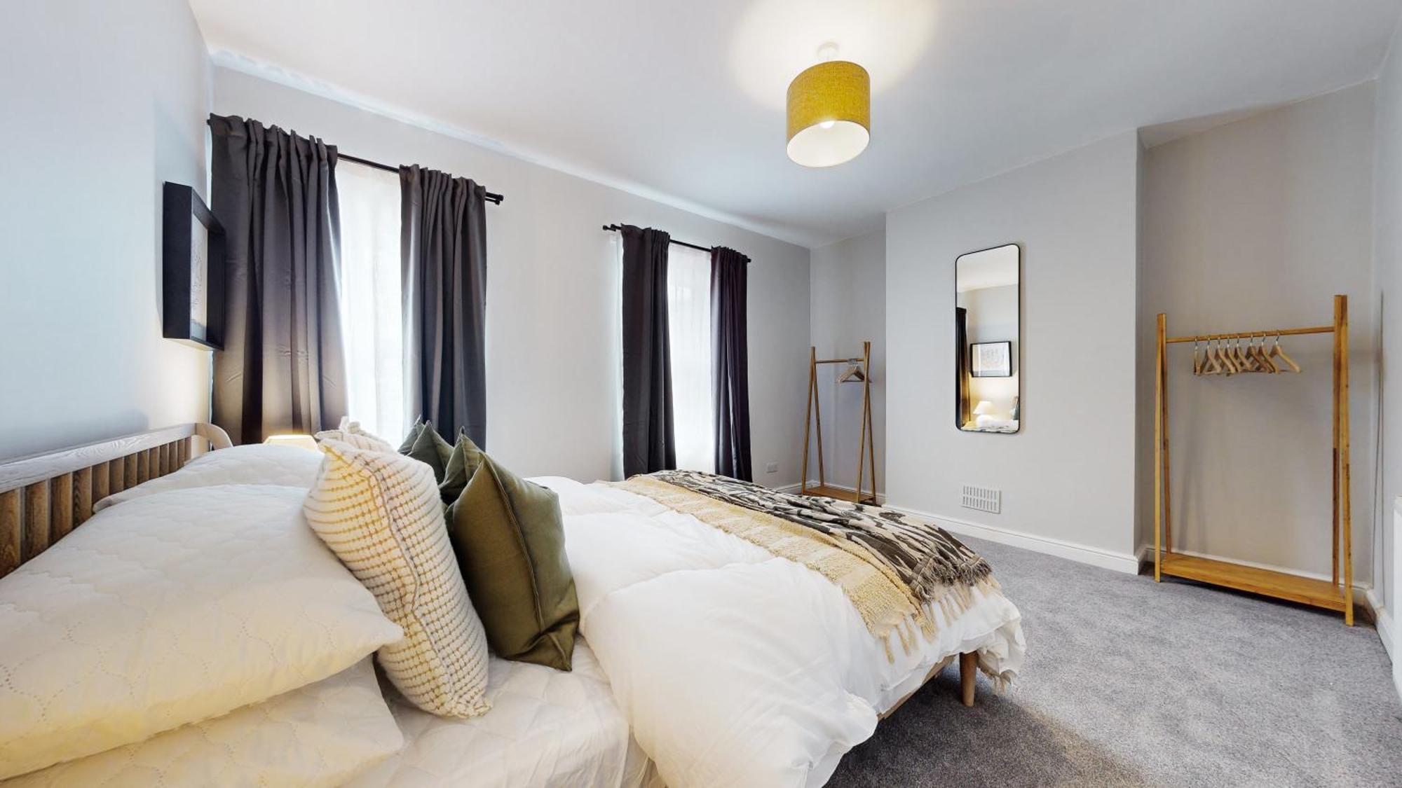Stylish 3 Bedroom House In The Heart Of Holiday home Cardiff