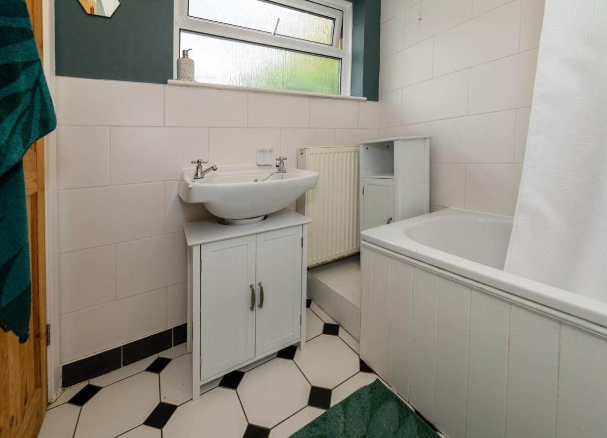 Apartment 2 Bedroom Neutral Sanctuary - 27 Min To Castle *