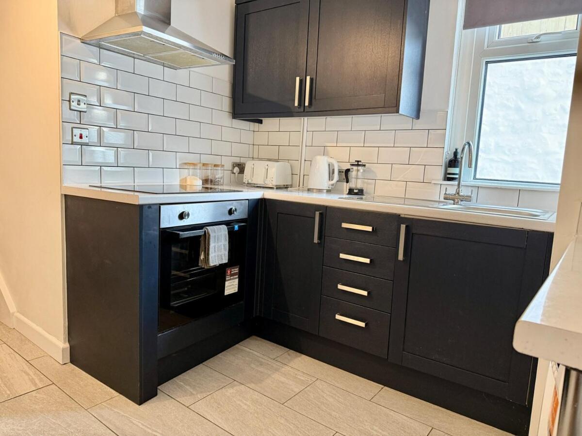 2 Bedroom Garden Free Parking Apartment *