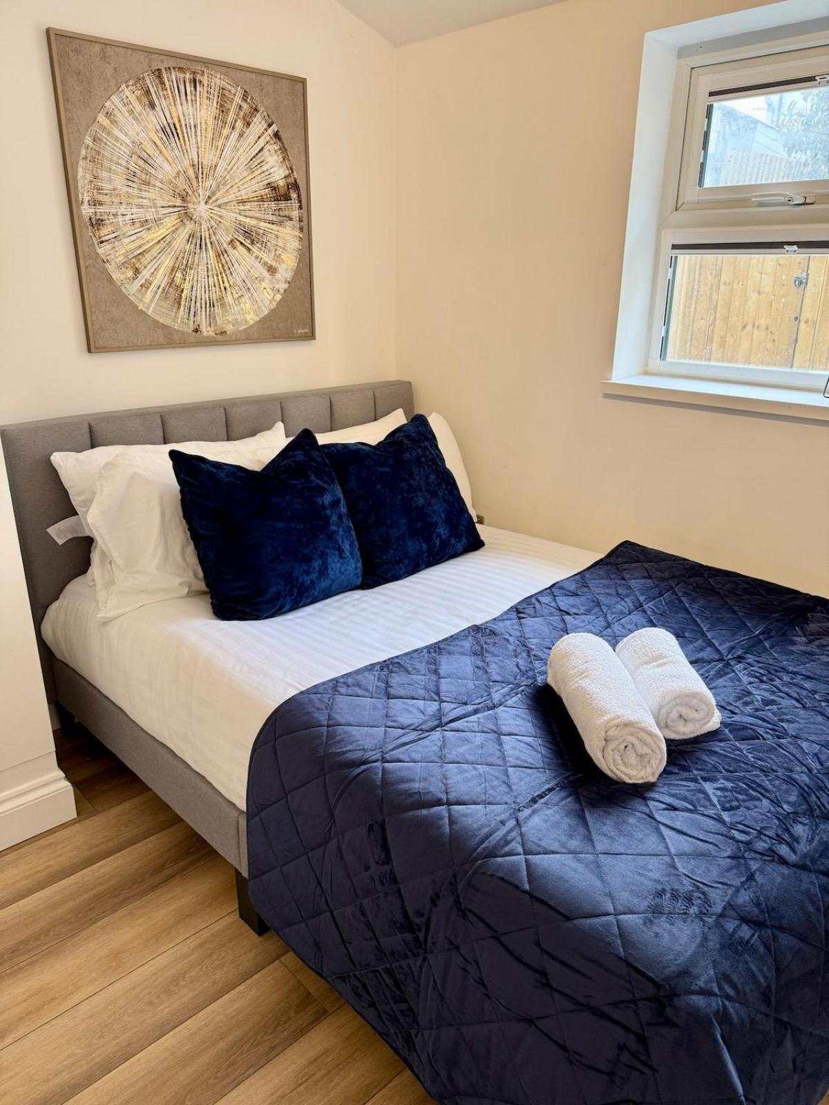 2 Bedroom Garden Free Parking Apartment Cardiff