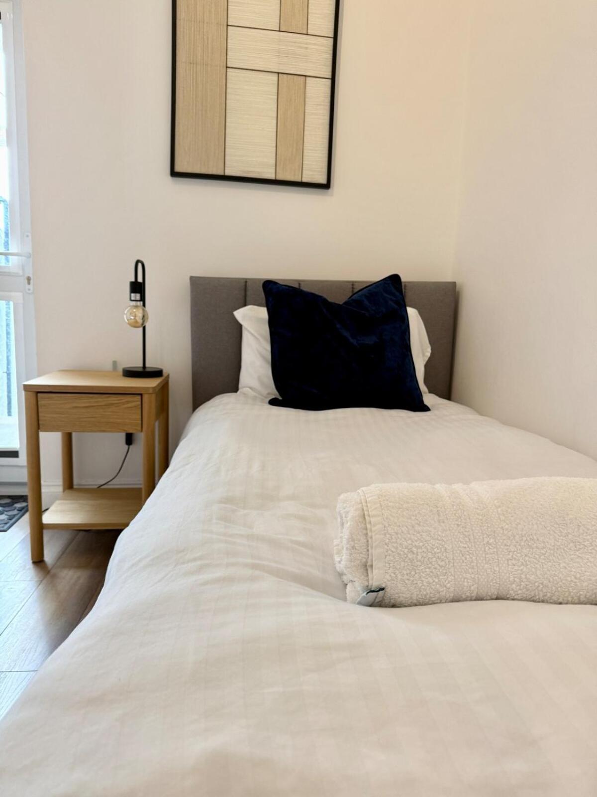 2 Bedroom Garden Free Parking Apartment *