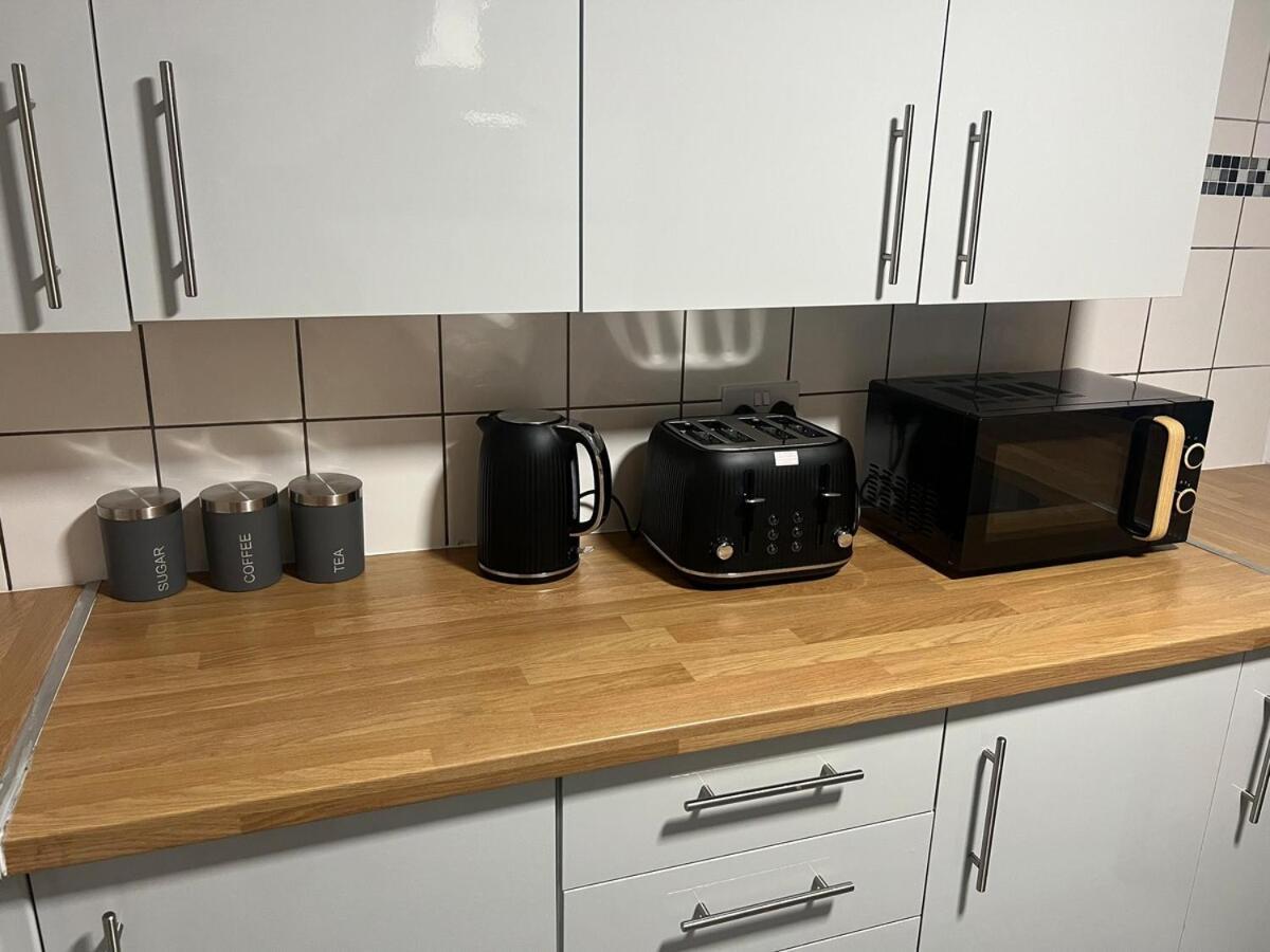 Spacious 4 Bed House In Great Location * Cardiff