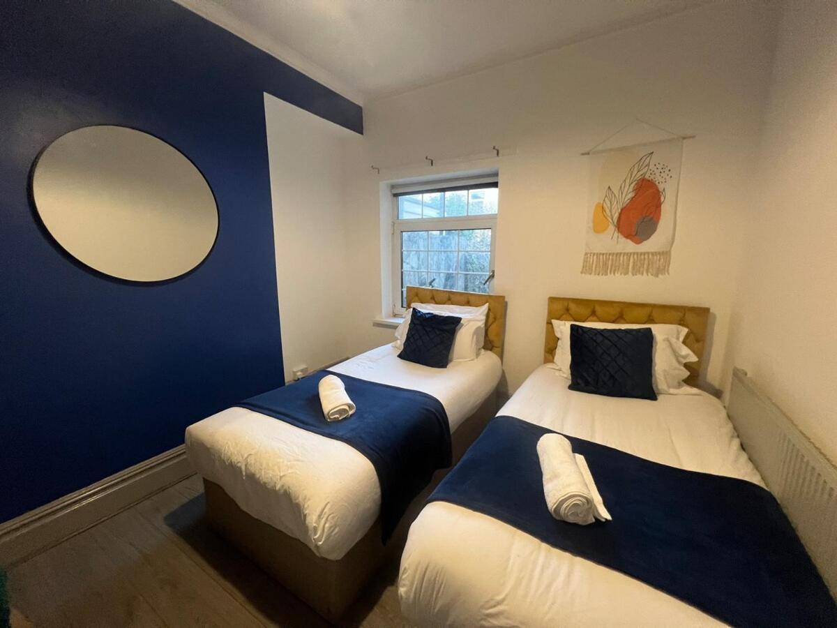 Holiday home Spacious 4 Bed House In Great Location *