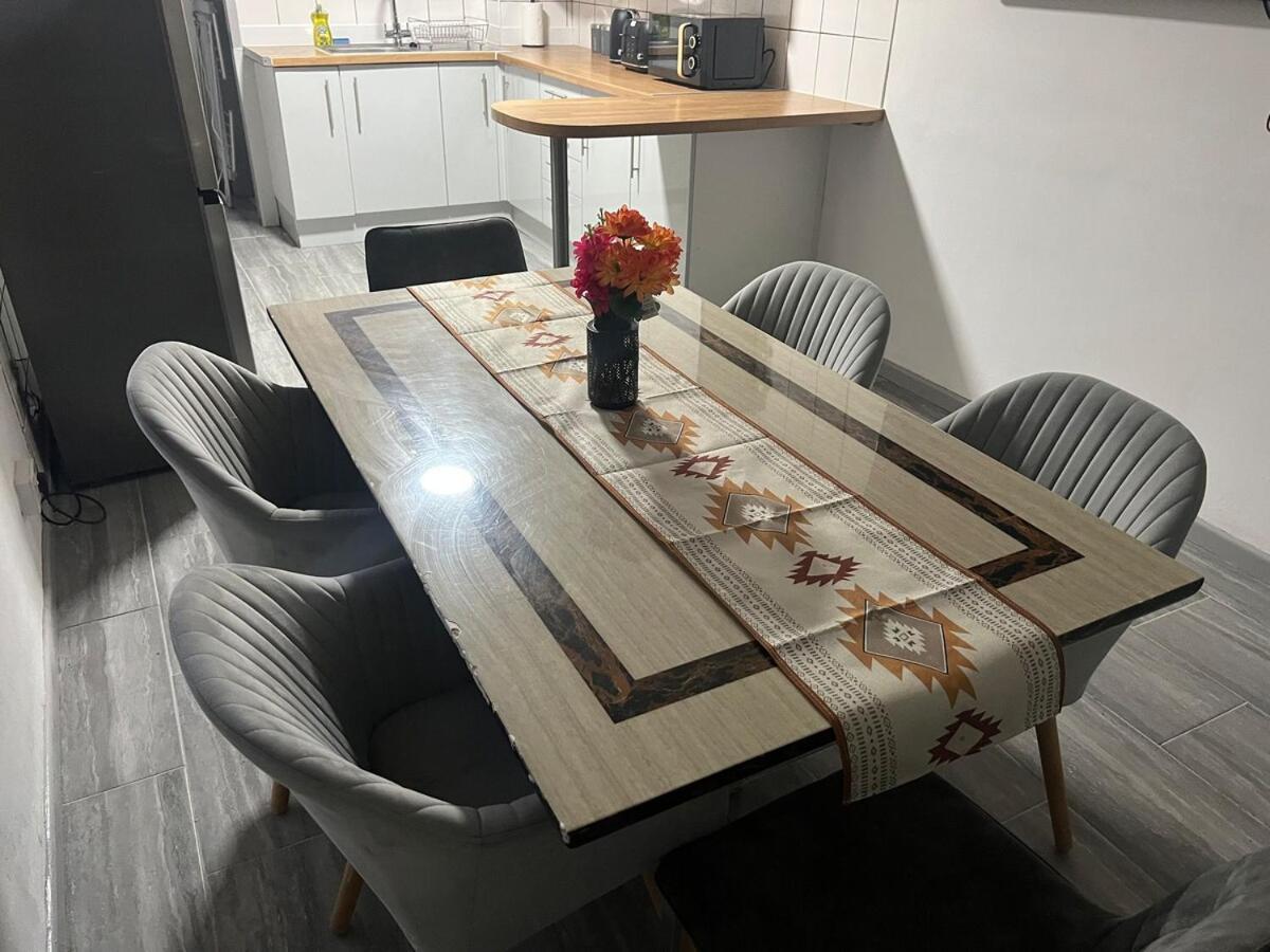 Spacious 4 Bed House In Great Location Holiday home Cardiff
