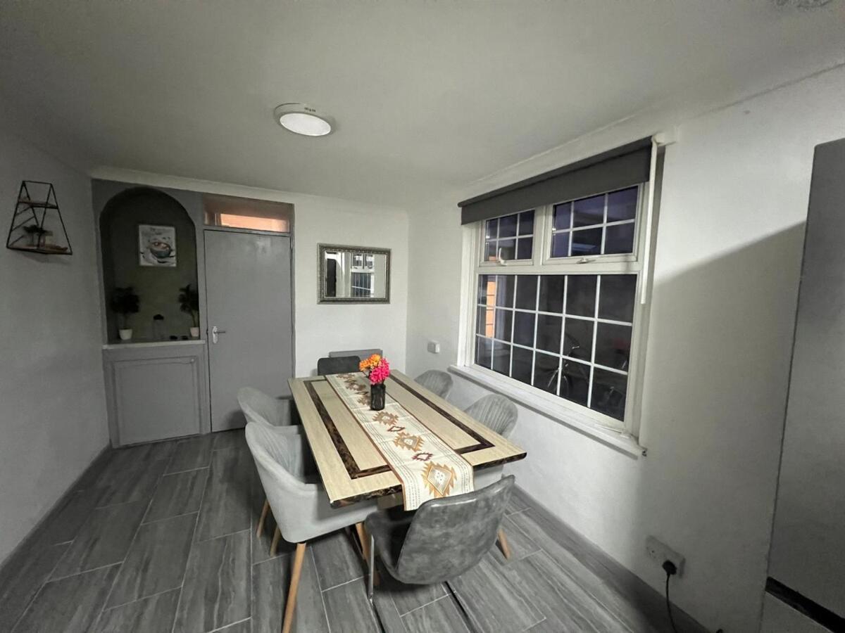 Spacious 4 Bed House In Great Location Cardiff