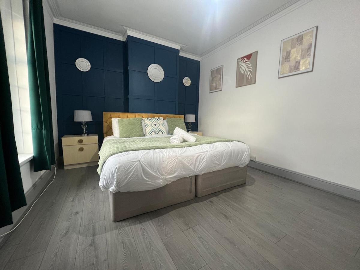 Spacious 4 Bed House In Great Location Holiday home Cardiff