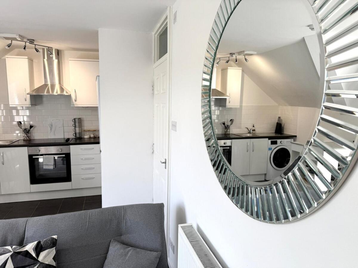 Apartment Centre Embankment View Sleeps 3 Cardiff