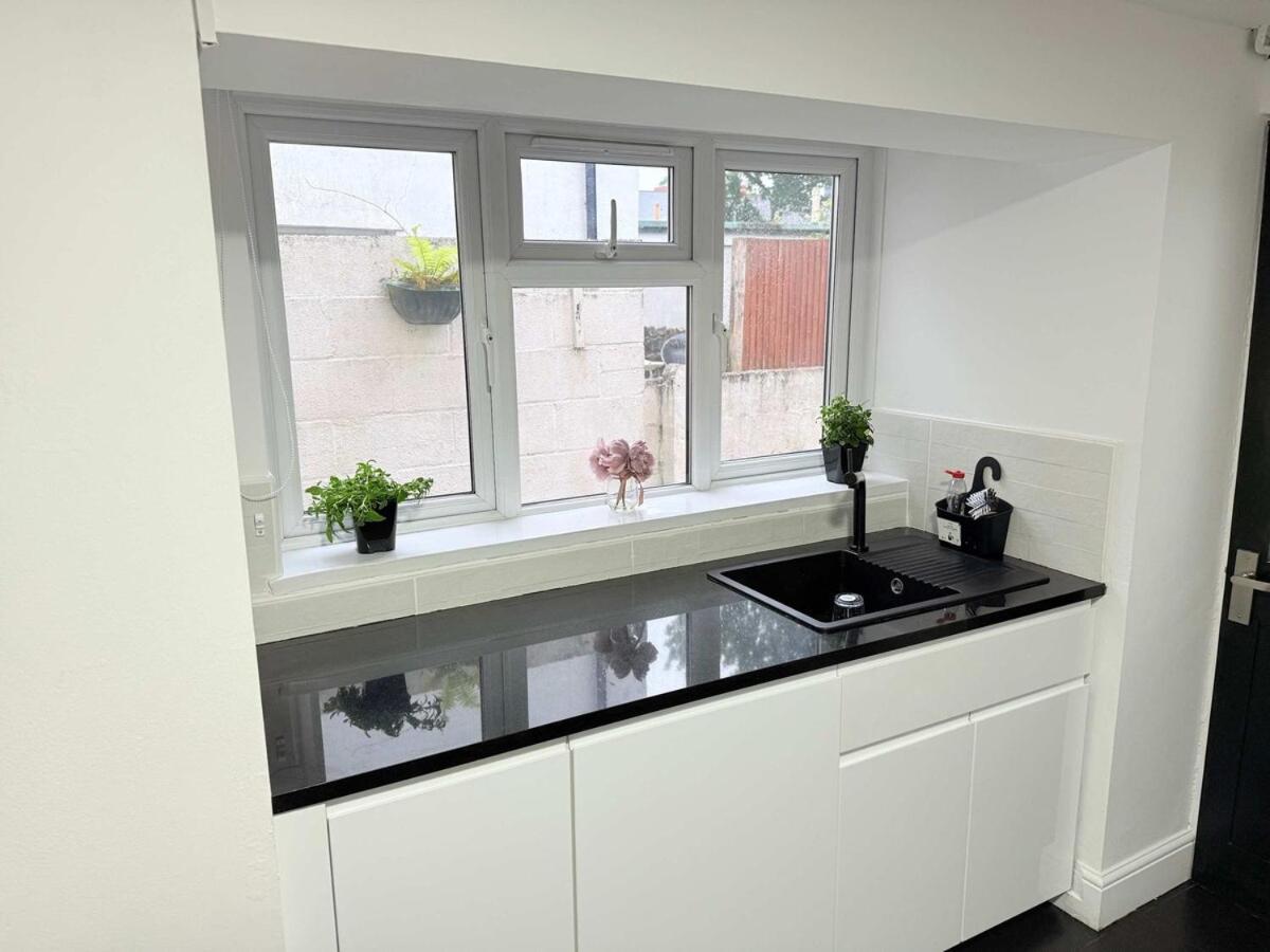 Spacious 4 Bed House Near Centre With Parking * Cardiff