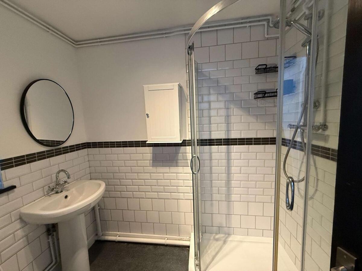 Holiday home Spacious 4 Bed House Near Centre With Parking
