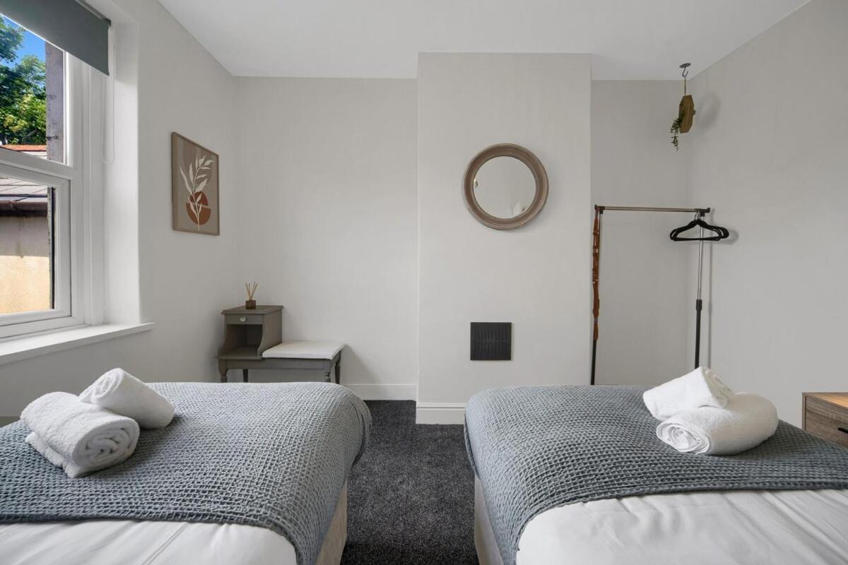 & Chic - Huge - Free Wifi & Parking Holiday home *