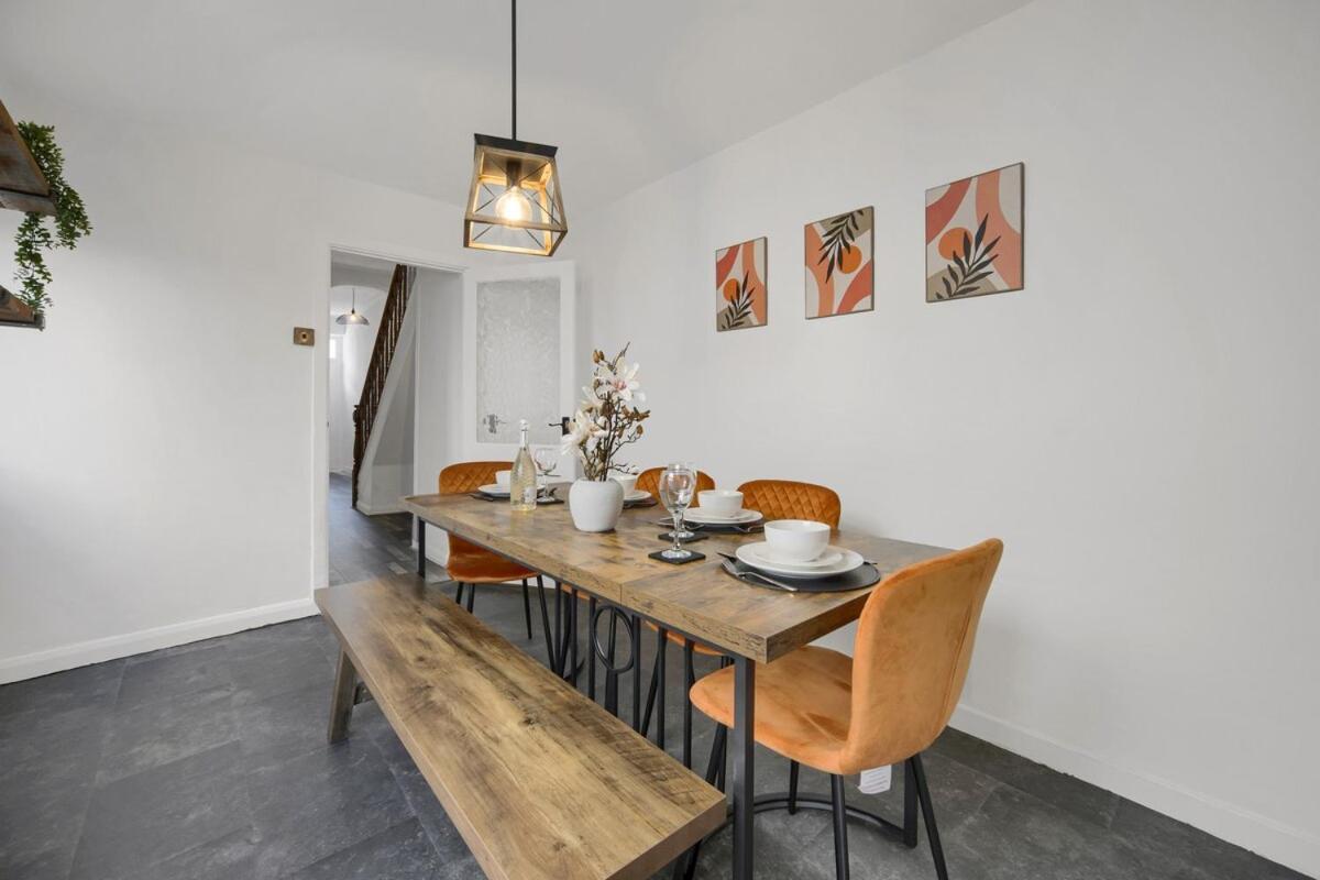 Holiday home & Chic - Huge - Free Wifi & Parking *