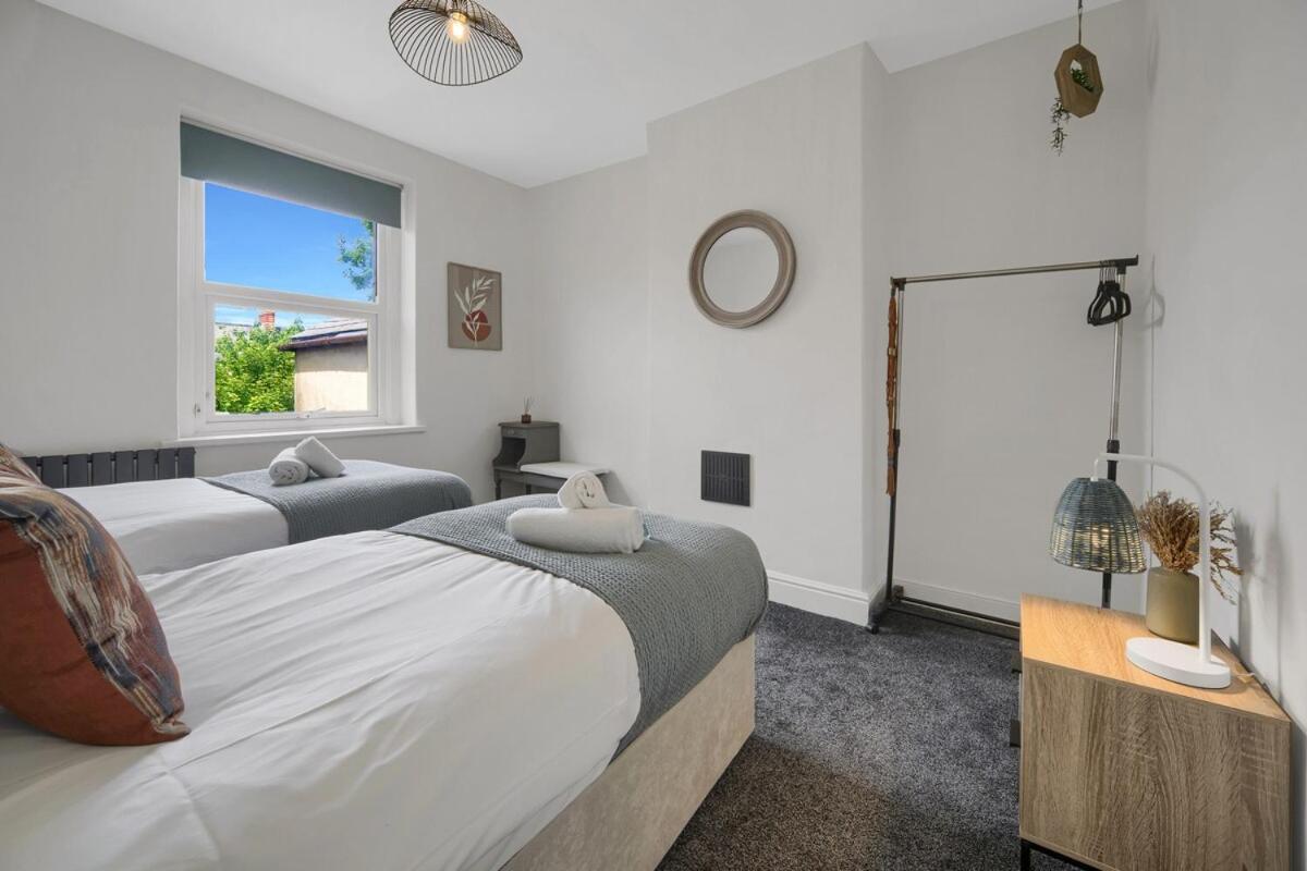 Holiday home & Chic - Huge - Free Wifi & Parking