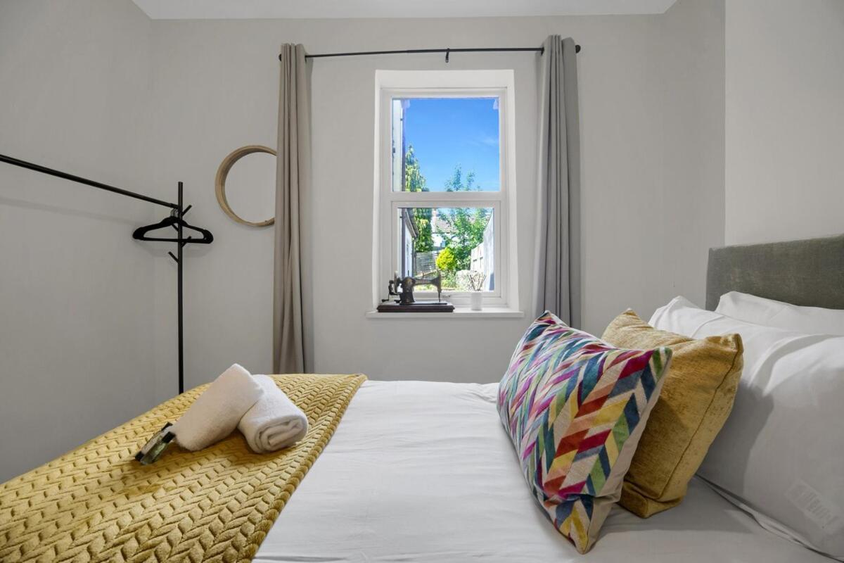 Holiday home & Chic - Huge - Free Wifi & Parking *
