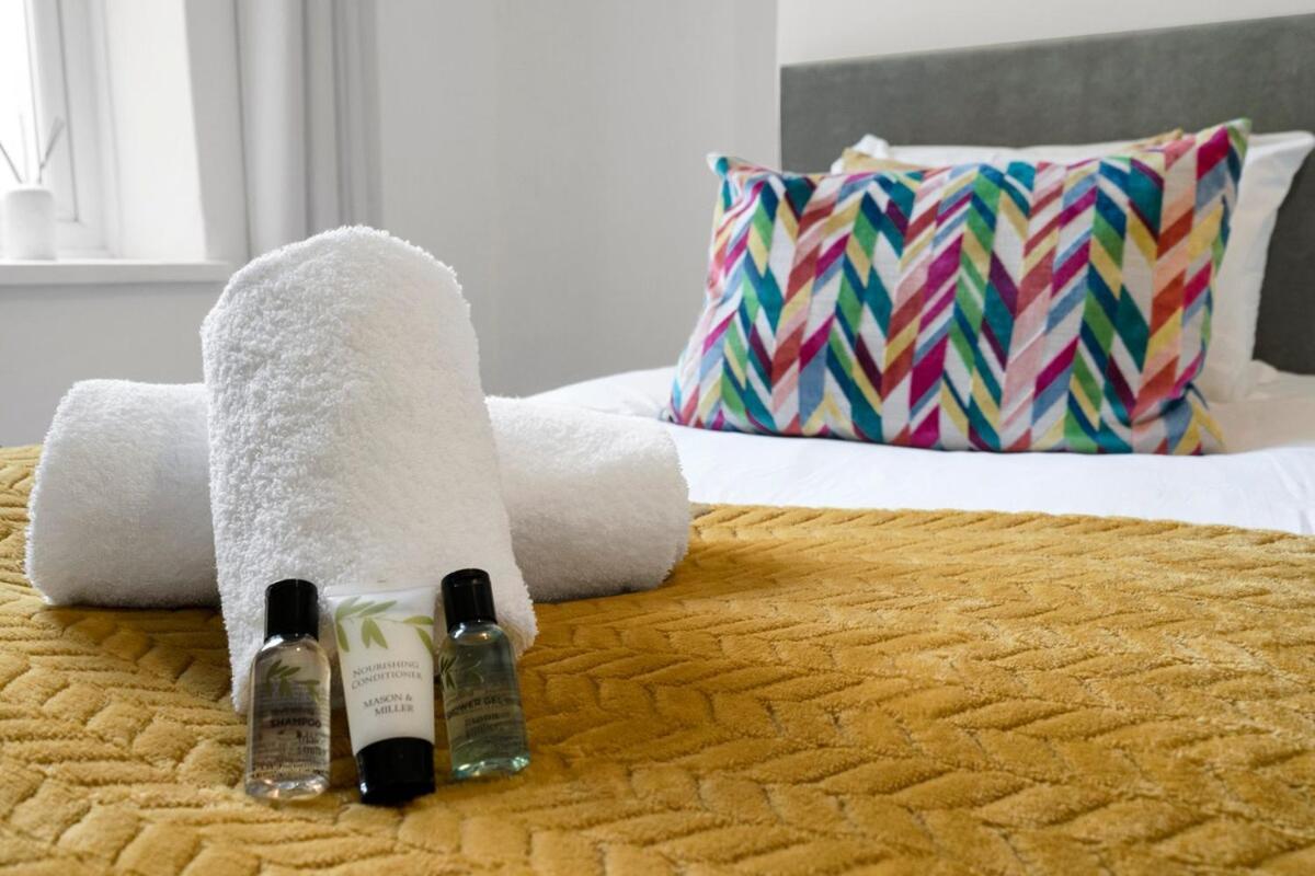 Holiday home & Chic - Huge - Free Wifi & Parking