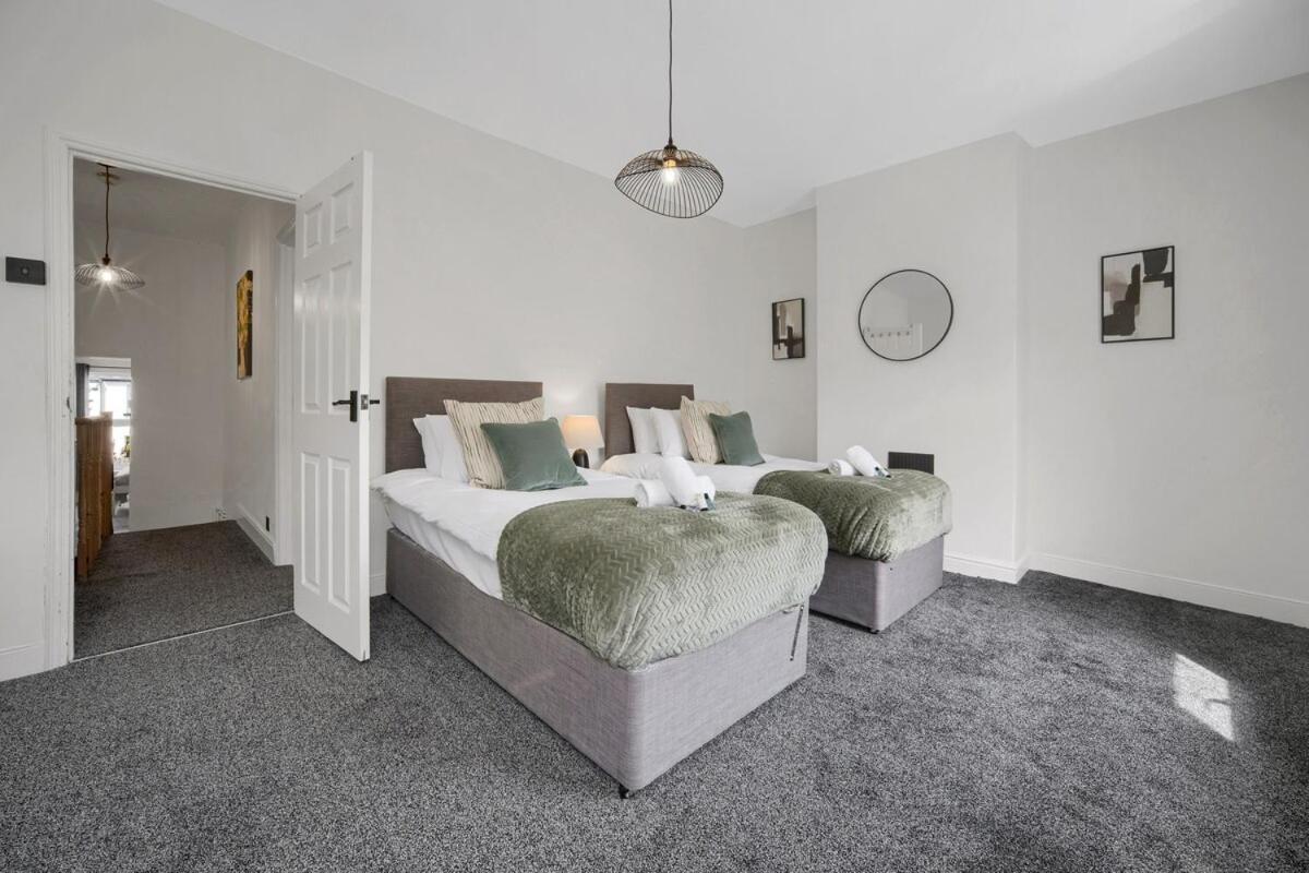 & Chic - Huge - Free Wifi & Parking Holiday home