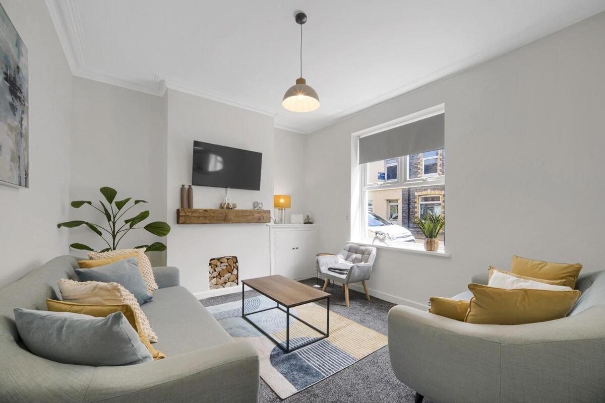 & Chic - Huge - Free Wifi & Parking Holiday home Cardiff