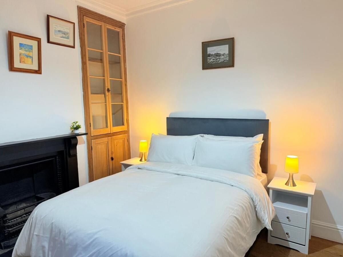 Spacious 4 Bed House Near Centre With Parking Holiday home