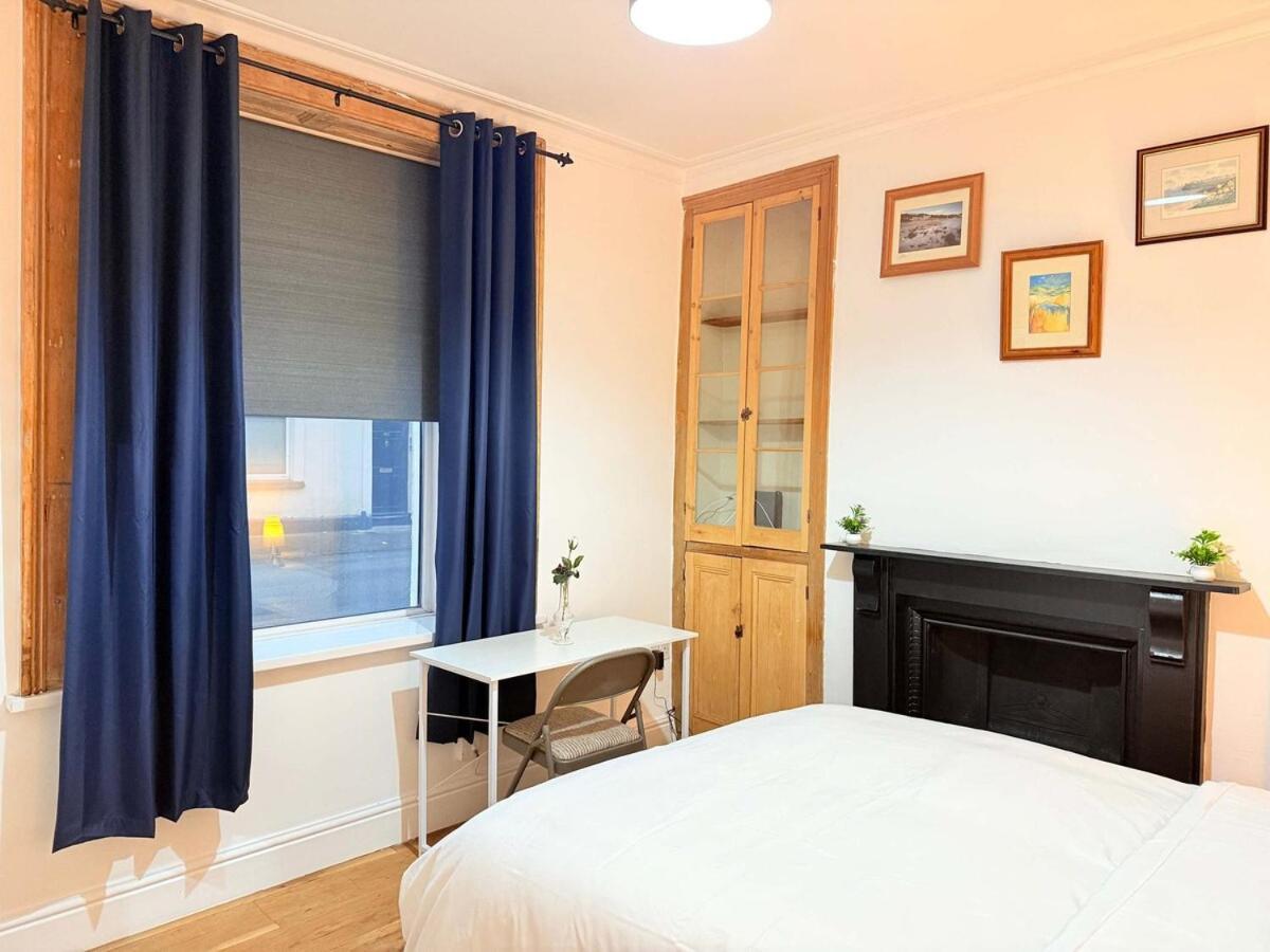 Holiday home Spacious 4 Bed House Near Centre With Parking Cardiff