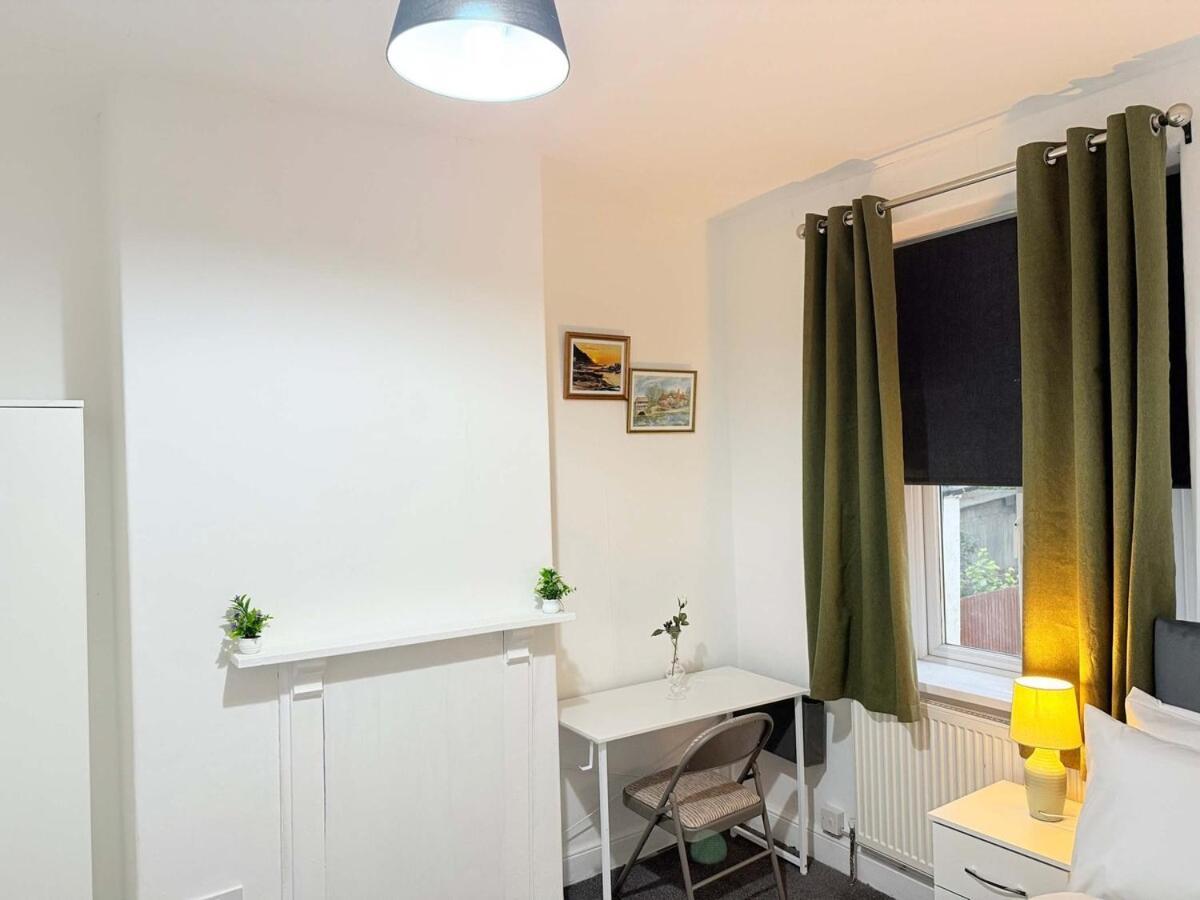 Spacious 4 Bed House Near Centre With Parking