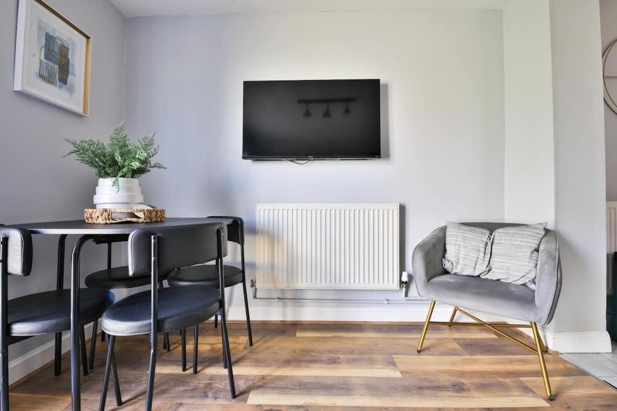 Apartment 2 Bedroom Stunning - Sleeps 6 - Location Cardiff