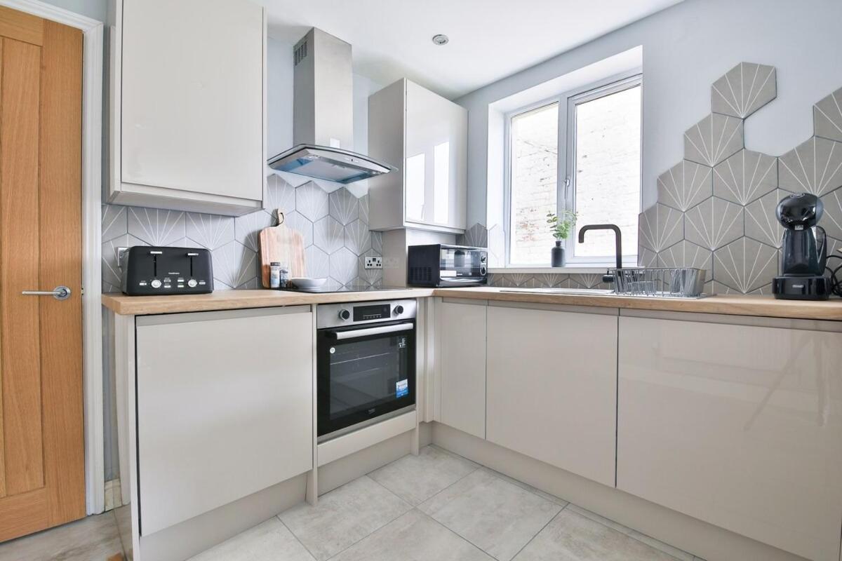 2 Bedroom Stunning - Sleeps 6 - Location Apartment
