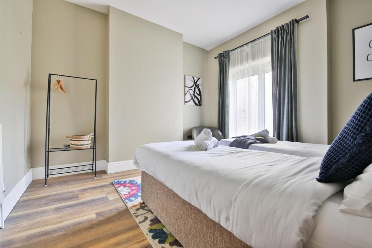 2 Bedroom Stunning - Sleeps 6 - Location *