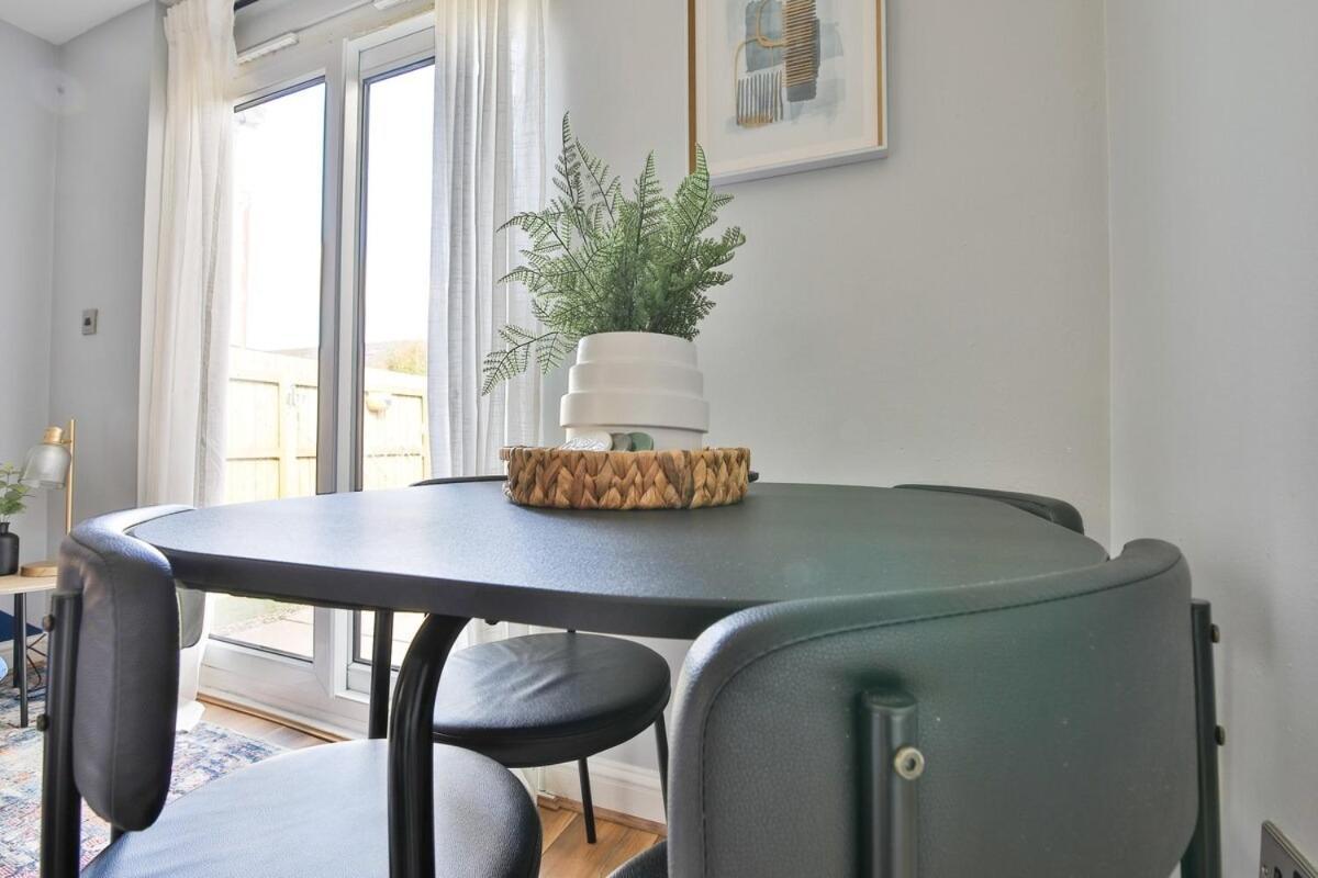 Apartment 2 Bedroom Stunning - Sleeps 6 - Location *