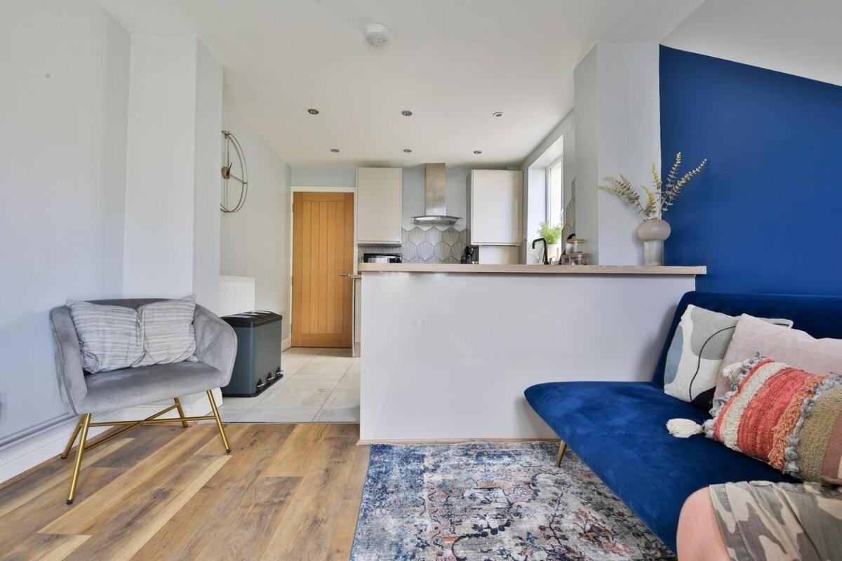2 Bedroom Stunning - Sleeps 6 - Location Apartment Cardiff