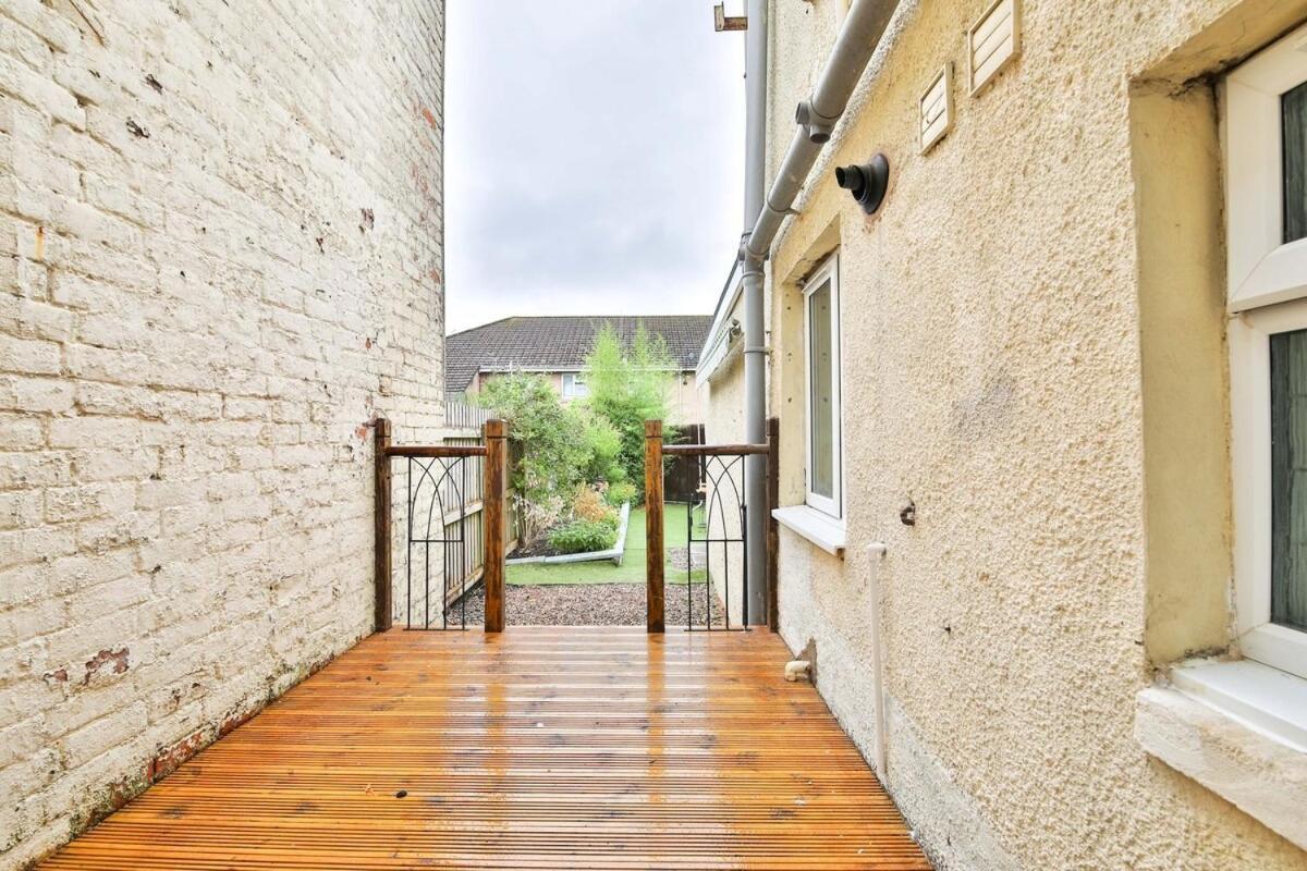 2 Bedroom Stunning - Sleeps 6 - Location * Cardiff