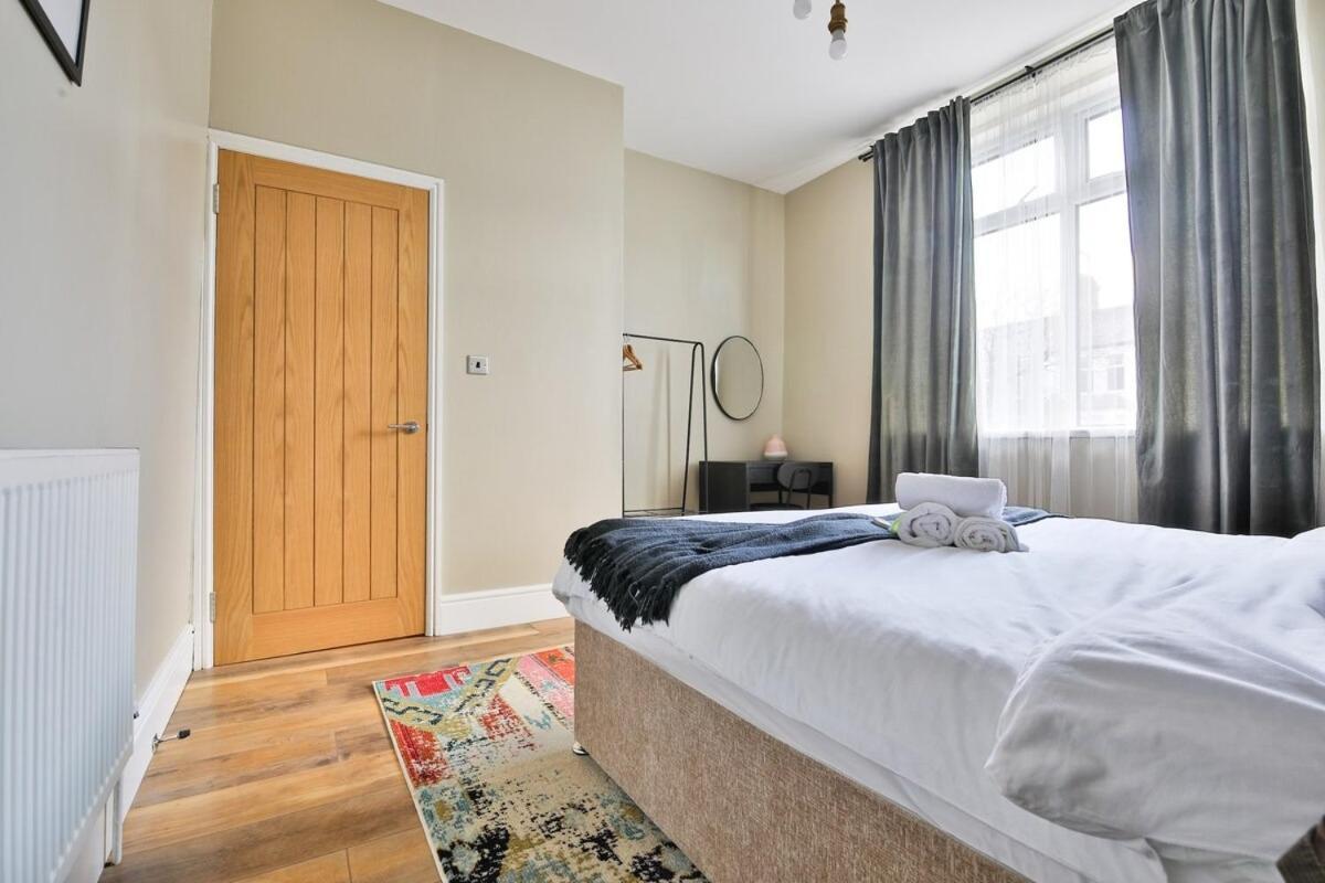 2 Bedroom Stunning - Sleeps 6 - Location Apartment