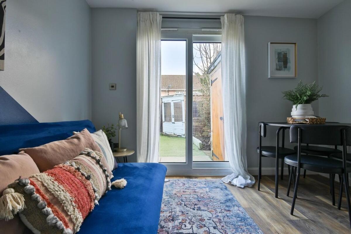 Apartment 2 Bedroom Stunning - Sleeps 6 - Location *