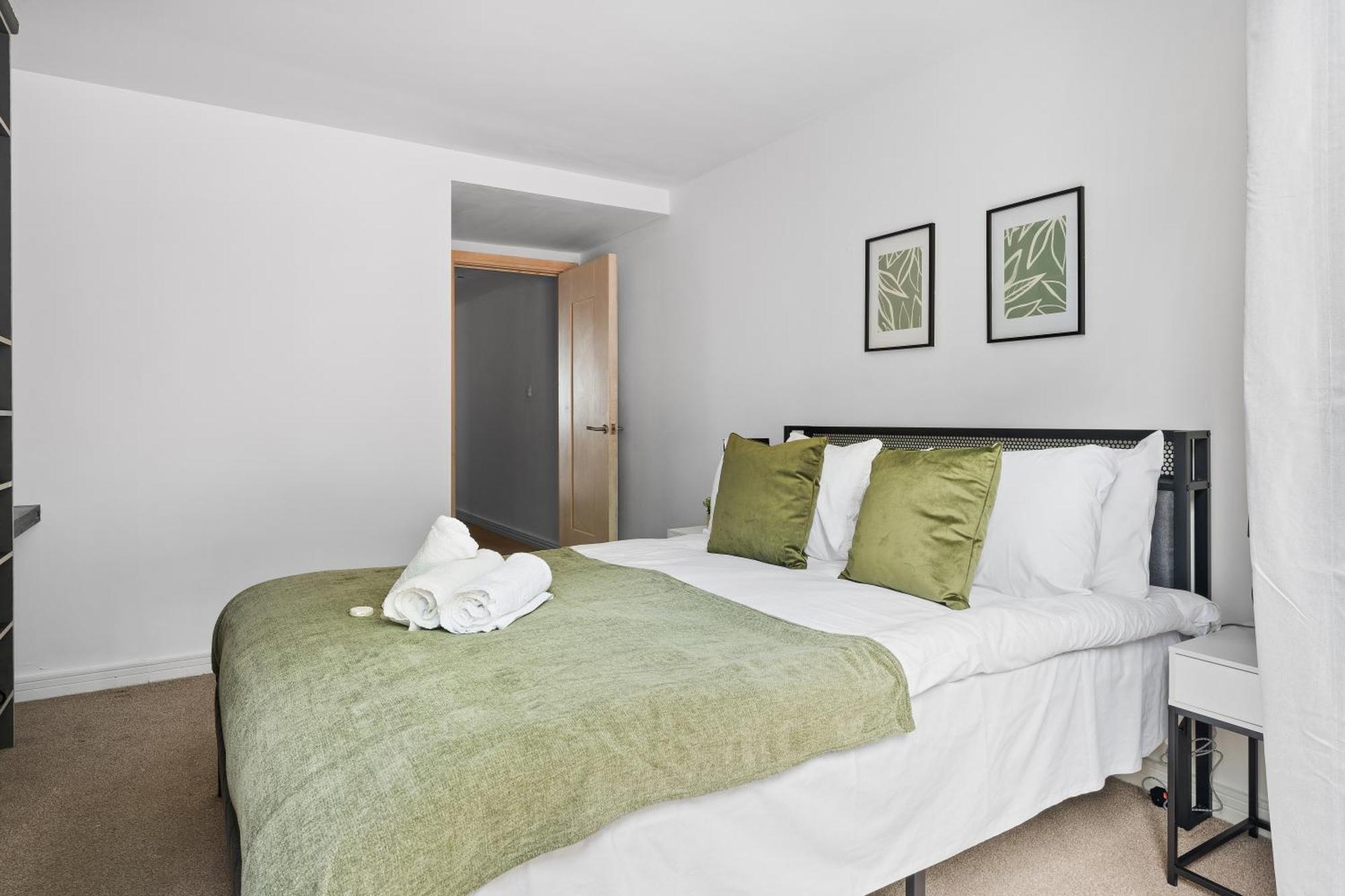 Modern 1br King Size Bed -free Wifi & Parking