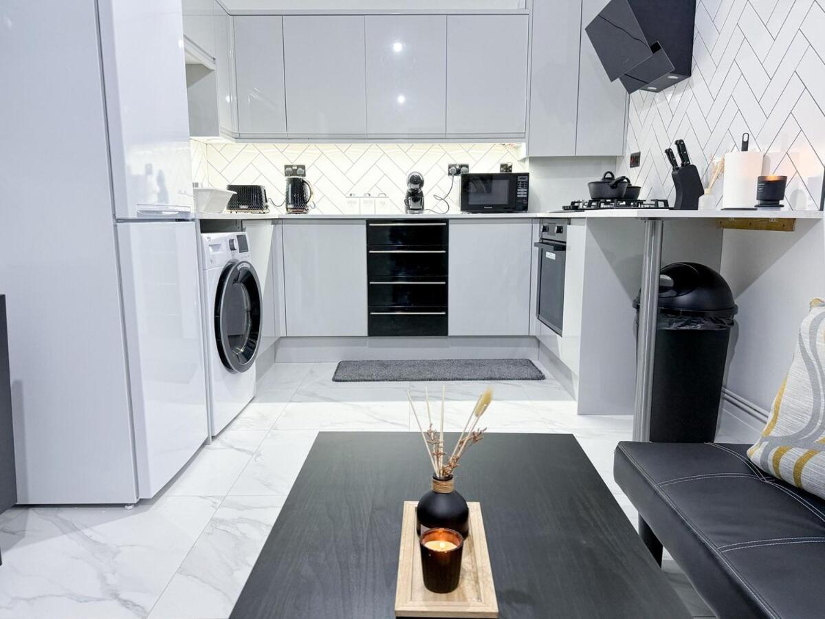 Modern & Cozy - City Centre 2-Bed Flat With Garden *
