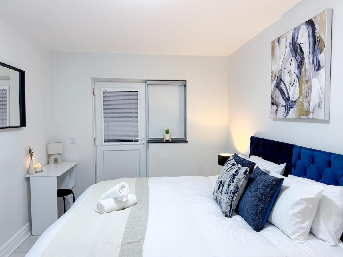 Modern & Cozy - City Centre 2-Bed Flat With Garden