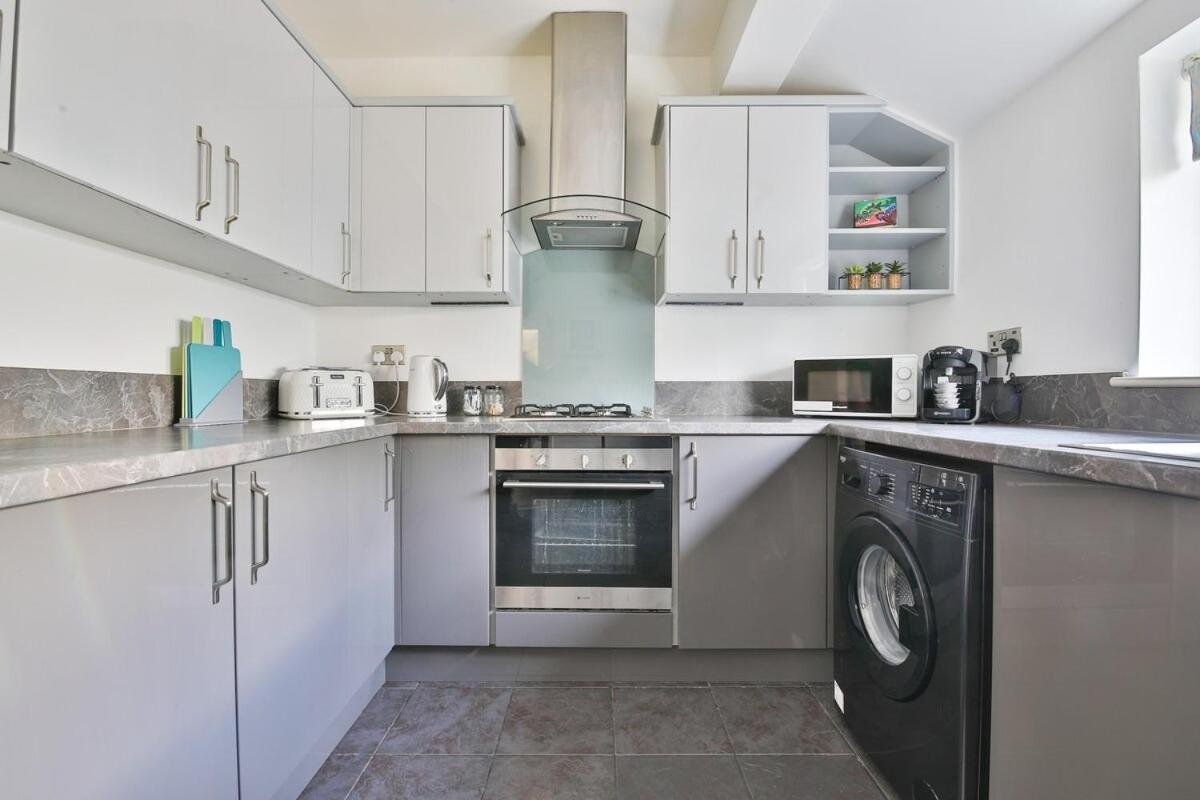 Chic 3 Bedroom House - Sleeps 8 - Close To Centre Apartment *