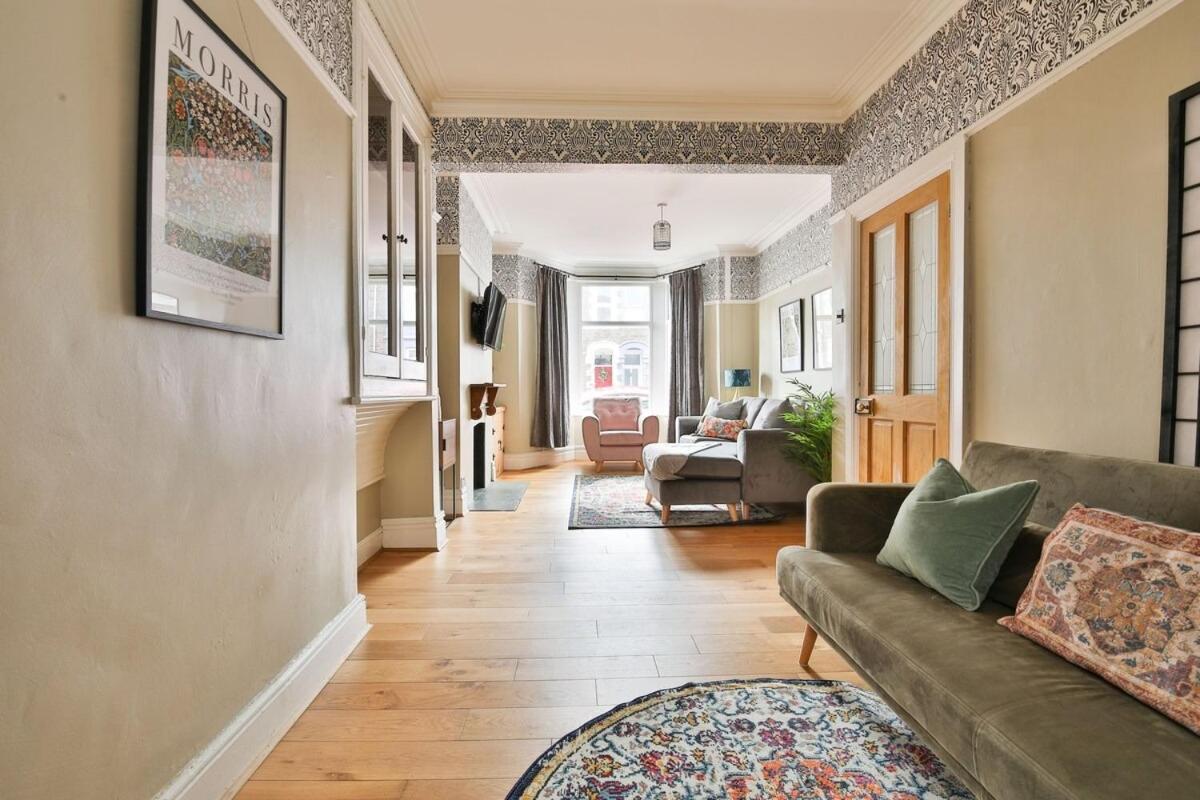 Chic 3 Bedroom House - Sleeps 8 - Close To Centre Apartment