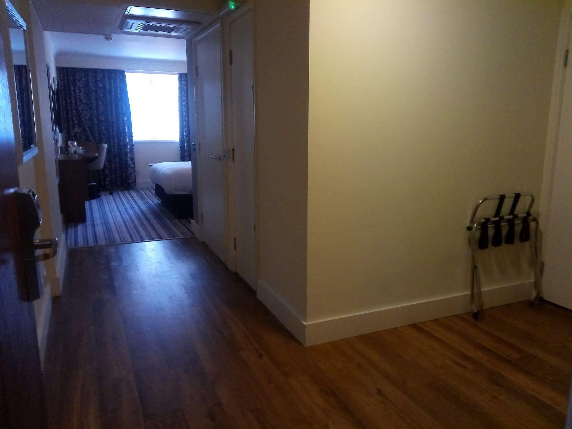 North M4 Jct 32, An Ihg 3* Cardiff