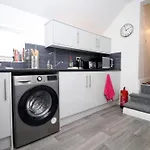 Modern Guesthouse, Fast Wi-Fi, Street Free Parking, Central, Fully Equipped