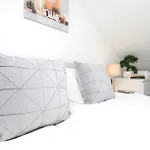 Modern Guesthouse, Fast Wi-Fi, Street Free Parking, Central, Fully Equipped