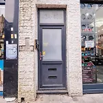 Spacious Stylish City Studio With Street View