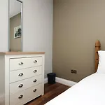 Modern Comfort 4 Bedrooms And Great Location