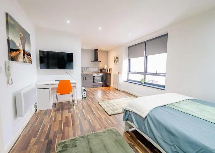Spacious Stylish City Studio With Street View