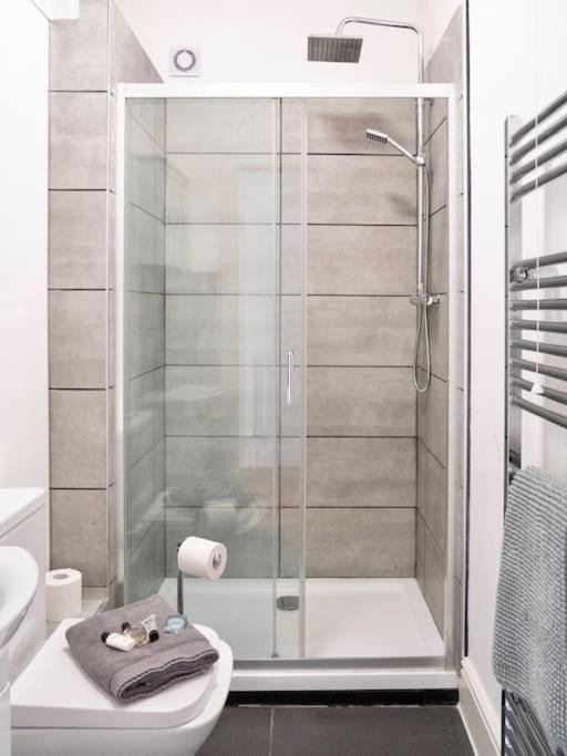 Penarth/cardiff Bay: Deluxe Flat: 10 Mins To City! * Cardiff