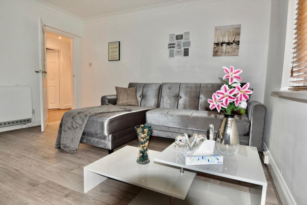 Apartment Come On In Centre Wentloog Close Sleeps Upto 6 *